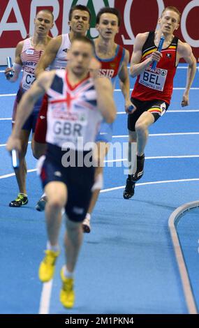 20130302 - GOTEBORG, SCHWEDEN: Belgischer Tim Rummens (R) tritt während der Männerwelle 4*400m auf, bei der Europameisterschaft der Leichtathletik-Halle am Samstag, den 02. März 2013 in der Skandinavium Arena in Göteborg, Schweden. Die Meisterschaften finden vom 1. März bis 3. März statt. BELGA FOTO BENOIT DOPPPAGNE Stockfoto