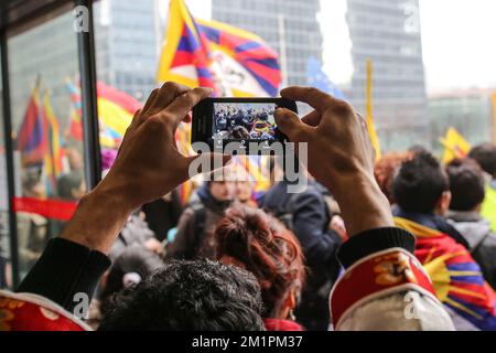 20130310 – BRÜSSEL, BELGIEN: Dieses Bild zeigt einen tibetischen Demonstranten, der vor der Demonstration Bilder vom Nordbahnhof machte. Rund 5000 Menschen kamen aus 17 europäischen Ländern zusammen, um gegen die chinesische Besetzung in Tibet zu protestieren und die EU um Maßnahmen zu bitten, Sonntag, den 10. März 2013. OLIVIER VIN Stockfoto