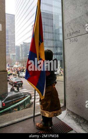 20130310 – BRÜSSEL, BELGIEN: Dieses Bild zeigt einen jungen tibetischen Demonstranten, der durch das Fenster des Nordbahnhofs blickt. Rund 5000 Menschen kamen aus 17 europäischen Ländern zusammen, um gegen die chinesische Besetzung in Tibet zu protestieren und die EU um Maßnahmen zu bitten, Sonntag, den 10. März 2013. OLIVIER VIN Stockfoto