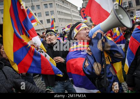 20130310 – BRÜSSEL, BELGIEN: Dieses Bild zeigt tibetische, jellong antichinesische Slogans während der Demonstration. Rund 5000 Menschen kamen aus 17 europäischen Ländern zusammen, um gegen die chinesische Besetzung in Tibet zu protestieren und die EU um Maßnahmen zu bitten, Sonntag, den 10. März 2013. OLIVIER VIN Stockfoto