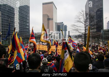 20130310 – BRÜSSEL, BELGIEN: Dieses Bild zeigt tibetische Demonstranten vor der Demonstration mit Bannern am Nordbahnhof. Rund 5000 Menschen kamen aus 17 europäischen Ländern zusammen, um gegen die chinesische Besetzung in Tibet zu protestieren und die EU um Maßnahmen zu bitten, Sonntag, den 10. März 2013. OLIVIER VIN Stockfoto