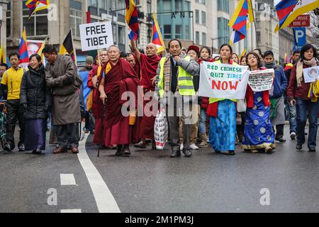 20130310 - BRÜSSEL, BELGIEN: Dieses Bild zeigt tibetische Demonstranten während der Demonstration. Rund 5000 Menschen kamen aus 17 europäischen Ländern zusammen, um gegen die chinesische Besetzung in Tibet zu protestieren und die EU um Maßnahmen zu bitten, Sonntag, den 10. März 2013. OLIVIER VIN Stockfoto