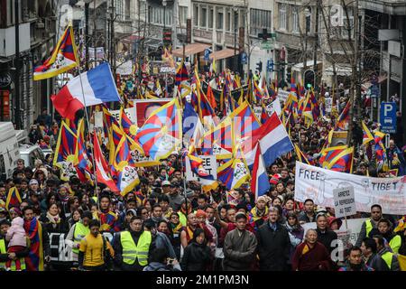 20130310 – BRÜSSEL, BELGIEN: Dieses Bild zeigt tibeter, die während der Demonstration marschieren. Rund 5000 Menschen kamen aus 17 europäischen Ländern zusammen, um gegen die chinesische Besetzung in Tibet zu protestieren und die EU um Maßnahmen zu bitten, Sonntag, den 10. März 2013. OLIVIER VIN Stockfoto