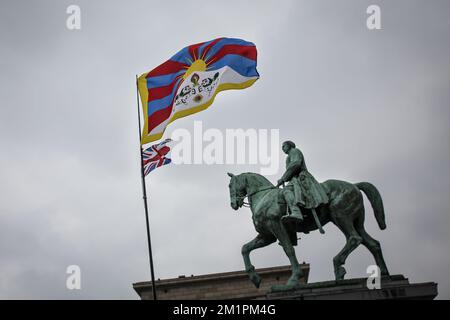 20130310 – BRÜSSEL, BELGIEN: Auf diesem Bild ist eine tibetische Flagge zu sehen, die während der Demonstration am Albertine Place wackelt. Rund 5000 Menschen kamen aus 17 europäischen Ländern zusammen, um gegen die chinesische Besetzung in Tibet zu protestieren und die EU um Maßnahmen zu bitten, Sonntag, den 10. März 2013. OLIVIER VIN Stockfoto