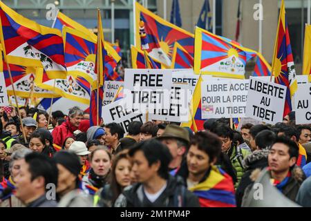 20130310 – BRÜSSEL, BELGIEN: Dieses Bild zeigt tibetische Demonstranten, die während der Demonstration mit Bannern wedeln. Rund 5000 Menschen kamen aus 17 europäischen Ländern zusammen, um gegen die chinesische Besetzung in Tibet zu protestieren und die EU um Maßnahmen zu bitten, Sonntag, den 10. März 2013. OLIVIER VIN Stockfoto