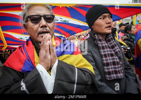 20130310 – BRÜSSEL, BELGIEN: Dieses Bild zeigt tibeter, die am Ende der Demonstration am Albertine Place beten. Rund 5000 Menschen kamen aus 17 europäischen Ländern zusammen, um gegen die chinesische Besetzung in Tibet zu protestieren und die EU um Maßnahmen zu bitten, Sonntag, den 10. März 2013. OLIVIER VIN Stockfoto