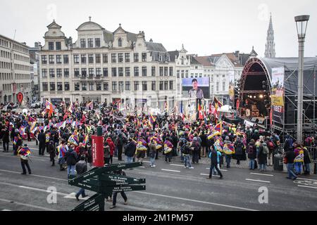 20130310 – BRÜSSEL, BELGIEN: Dieses Bild zeigt Menschen, die sich am Albertine Place zu einer Rede und Musik versammelt haben. Rund 5000 Menschen kamen aus 17 europäischen Ländern zusammen, um gegen die chinesische Besetzung in Tibet zu protestieren und die EU um Maßnahmen zu bitten, Sonntag, den 10. März 2013. OLIVIER VIN Stockfoto