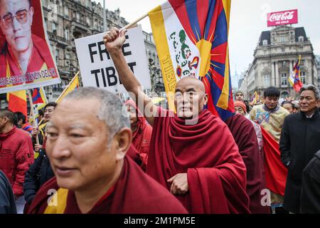 20130310 – BRÜSSEL, BELGIEN: Auf diesem Bild ist ein tibetischer Mönch zu sehen, der während der Demonstration mit einer Flagge wedelt. Rund 5000 Menschen kamen aus 17 europäischen Ländern zusammen, um gegen die chinesische Besetzung in Tibet zu protestieren und die EU um Maßnahmen zu bitten, Sonntag, den 10. März 2013. OLIVIER VIN Stockfoto