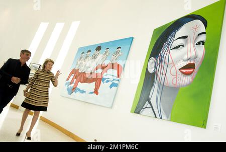 Prinzessin Mathilde von Belgien besucht eine Kunstausstellung „drei Farben Belgiens“ mit belgischem Künstler, der in Thailand lebt, Christian Develter (L) in Bangkok, Thailand, Montag, den 18. März 2013, am zweiten Tag einer Wirtschaftsmission des Kronprinzen Belgiens nach Thailand. BELGA FOTO BENOIT DOPPPAGNE Stockfoto