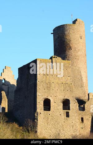 Burgruine Löwenburg über Monreal Stockfoto