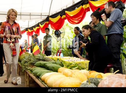 20130319 - BANGKOK, THAILAND: Prinzessin Mathilde von Belgien besucht das kommunale Gesundheitssystem im Unterbezirk Baan Song in der Provinz Chachergsao neben Bangkok, Thailand, Dienstag, 19. März 2013, am dritten Tag einer Wirtschaftsmission des belgischen Kronprinzen nach Thailand. BELGA FOTO BENOIT DOPPPAGNE Stockfoto