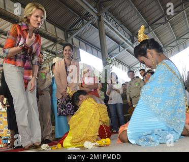 20130319 - BANGKOK, THAILAND: Prinzessin Mathilde von Belgien besucht das kommunale Gesundheitssystem im Unterbezirk Baan Song in der Provinz Chachergsao neben Bangkok, Thailand, Dienstag, 19. März 2013, am dritten Tag einer Wirtschaftsmission des belgischen Kronprinzen nach Thailand. BELGA FOTO BENOIT DOPPPAGNE Stockfoto