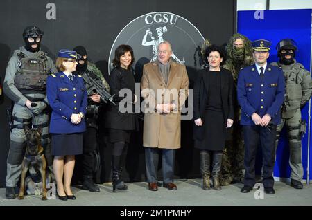 Die generalkommissarin der Bundespolizei Catherine De Bolle, die Vizepräsidentin und Innenministerin Joelle Milquet, König Albert II. Von Belgien und Justizministerin Annemie Turtelboom, die am Donnerstag, den 21. März 2013 in Etterbeek, Brüssel, bei einem königlichen Besuch der Sondereinheiten der Bundespolizei zu sehen waren. Stockfoto