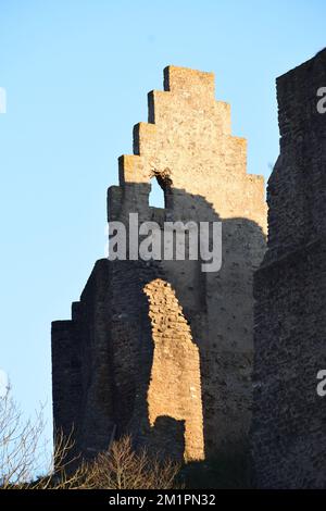 Burgruine Löwenburg über Monreal Stockfoto