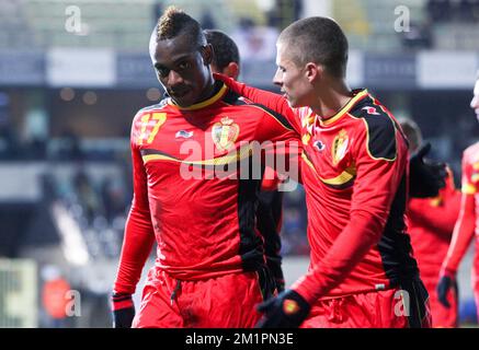 20130325 – HEVERLEE, BELGIEN: Paul-Jose Mpoku aus Belgien und Thorgan Hazard aus Belgien, abgebildet während des Euro-Qualifikationsspiels U-21 zwischen Belgien und Zypern, Montag, den 25. März 2013, in Heverlee. BELGA PHOTO VIRGINIE LEFOUR Stockfoto