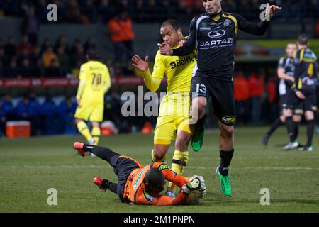 Lokerens Torwart Barry Boubacar Copa, Vadis Odjidja Ofoe des Club Brügge und Lokerens Georgios Galitsios kämpfen während des Jupiler Pro League-Spiels von Play-Off 1 zwischen Sporting Lokeren und Club Brügge in Lokeren um den Ball Stockfoto