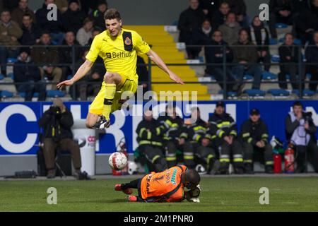 Thomas Meunier von Club Brügge und Lokerens Torwart Barry Boubacar Copa kämpfen während des Jupiler Pro League-Spiels von Play-Off 1 zwischen Sporting Lokeren und Club Brügge in Lokeren um den Ball Stockfoto