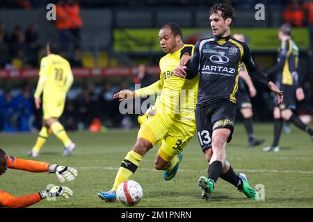 Lokerens Torwart Barry Boubacar Copa, Vadis Odjidja Ofoe des Club Brügge und Lokerens Georgios Galitsios kämpfen während des Jupiler Pro League-Spiels von Play-Off 1 zwischen Sporting Lokeren und Club Brügge in Lokeren um den Ball Stockfoto