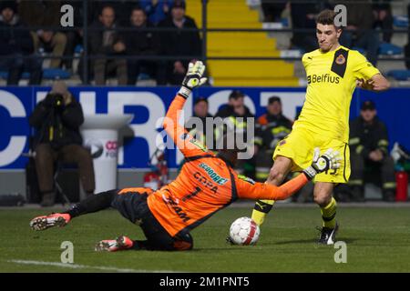 Thomas Meunier von Club Brügge und Lokerens Torwart Barry Boubacar Copa kämpfen während des Jupiler Pro League-Spiels von Play-Off 1 zwischen Sporting Lokeren und Club Brügge in Lokeren um den Ball Stockfoto