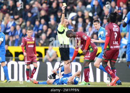 Die Junior Malanda von Essevee erhält eine gelbe Karte vom Schiedsrichter Johan Verbin während des Jupiler Pro League-Spiels von Play-Off 1 zwischen Genk und Zulte Waregem in Genk, Sonntag, den 07. April 2013, am Tag 2 des Play-Off 1 der belgischen Fußballmeisterschaft. Stockfoto