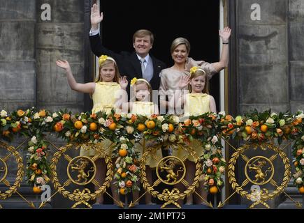 Die niederländische Kronprinzessin Catharina-Amalia, der niederländische König Willem-Alexander, die niederländische Prinzessin Ariane, die niederländische Königin Maxima und die niederländische Prinzessin Alexia winken während der Amtseinführung von Prinz Willem Alexander als König am Dienstag, den 30. April 2013, in Amsterdam, Niederlande, vom Balkon. Die niederländische Königin Beatrix, die die Niederlande 33 Jahre lang regierte, gab am 28. Januar 2013 ihre Abdankung vom Thron zugunsten ihres Sohnes, Prinz Willem-Alexander, bekannt. Stockfoto