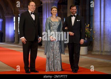 Prinz Albert II. Von Monaco, Prinzessin Stephanie und Prinz Guillaume, der Erbgroßherzog von Luxemburg, kommen zu einem Abendessen anlässlich der Abdankung der niederländischen Königin Beatrix und der Amtseinführung von Prinz Willem Alexander zum König morgen, Montag, den 29. April 2013, im Rijksmuseum in Amsterdam, Niederlande. Stockfoto