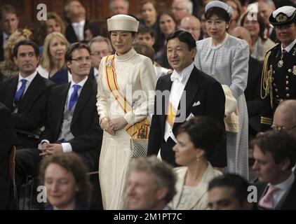 Kronprinz Naruhito und seine Frau Masako von Japan kommen am Dienstag, den 30. April 2013, zur Amtseinführung von Prinz Willem Alexander als König in Nieuwe Kerk (Neue Kirche) in Amsterdam, Niederlande. Die niederländische Königin Beatrix, die die Niederlande 33 Jahre lang regierte, gab am 28. Januar 2013 ihre Abdankung vom Thron zugunsten ihres Sohnes, Prinz Willem-Alexander, bekannt. BELGA PHOTO POOL/PETER DEJONG Stockfoto