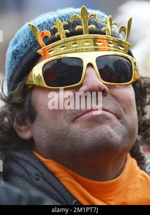 Ein Mann mit Krone und goldener Sonnenbrille, das während der Amtseinführung von Prinz Willem Alexander als König am Dienstag, den 30. April 2013, in Amsterdam, Niederlande, abgebildet wurde. Die niederländische Königin Beatrix, die die Niederlande 33 Jahre lang regierte, gab am 28. Januar 2013 ihre Abdankung vom Thron zugunsten ihres Sohnes, Prinz Willem-Alexander, bekannt. Stockfoto