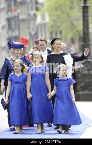 Prinzessin Beatrix, hintere Reihe links, und Prinzessin Mabel, hintere Reihe rechts, Prinzessin Alexia, Kronprinzessin Catharina-Amalia und Prinzessin Ariane kommen am Dienstag, den 30. April 2013, zur Amtseinführung von Prinz Willem Alexander als König in Nieuwe Kerk (Neue Kirche) in Amsterdam, Niederlande. Die niederländische Königin Beatrix, die die Niederlande 33 Jahre lang regierte, gab am 28. Januar 2013 ihre Abdankung vom Thron zugunsten ihres Sohnes, Prinz Willem-Alexander, bekannt. BELGA FOTOPOOL TOUSSAINT KLUITERS Stockfoto