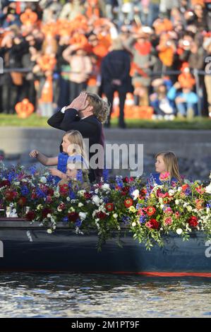 König Willem-Alexander der Niederlande, Kronprinzessin Catharina-Amalia der Niederlande, Prinzessin Alexia der Niederlande und Prinzessin Ariane der Niederlande, die auf einer Bootsfahrt auf den Grachten während der Amtseinführung von Prinz Willem Alexander als König am Dienstag, den 30. April 2013, in Amsterdam, Niederlande, fotografiert wurden. Die niederländische Königin Beatrix, die die Niederlande 33 Jahre lang regierte, gab am 28. Januar 2013 ihre Abdankung vom Thron zugunsten ihres Sohnes, Prinz Willem-Alexander, bekannt. Stockfoto