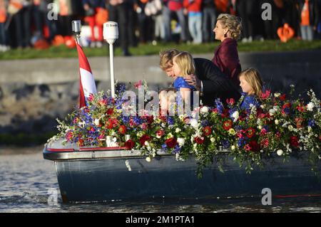 König Willem-Alexander der Niederlande, Königin Maxima der Niederlande, Prinzessin Catharina-Amalia der Niederlande, Prinzessin Alexia der Niederlande und Prinzessin Ariane der Niederlande, die während einer Bootsfahrt auf den Grachten während der Amtseinführung von Prinz Willem Alexander als König am Dienstag, den 30. April 2013, in Amsterdam, fotografiert wurde; Niederlande. Die niederländische Königin Beatrix, die die Niederlande 33 Jahre lang regierte, gab am 28. Januar 2013 ihre Abdankung vom Thron zugunsten ihres Sohnes, Prinz Willem-Alexander, bekannt. Stockfoto