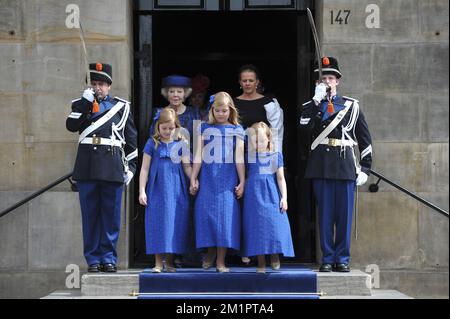 Prinzessin Beatrix, hintere Reihe links, und Prinzessin Mabel, hintere Reihe rechts, Prinzessin Alexia, Kronprinzessin Catharina-Amalia und Prinzessin Ariane kommen am Dienstag, den 30. April 2013, zur Amtseinführung von Prinz Willem Alexander als König in Nieuwe Kerk (Neue Kirche) in Amsterdam, Niederlande. Die niederländische Königin Beatrix, die die Niederlande 33 Jahre lang regierte, gab am 28. Januar 2013 ihre Abdankung vom Thron zugunsten ihres Sohnes, Prinz Willem-Alexander, bekannt. BELGA FOTOPOOL/CARL COURT Stockfoto