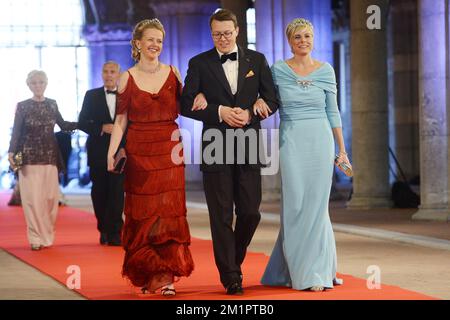 Prinzessin Laurentien von den Niederlanden (Ehefrau von Prinz Constantijn), Prinz Constantijn von den Niederlanden und Prinzessin Mabel kommen anlässlich der Abdankung der niederländischen Königin Beatrix und der Amtseinführung von Prinz Willem Alexander zum König morgen, Montag, den 29. April 2013, im Rijksmuseum in Amsterdam zum Abendessen. Niederlande. Stockfoto