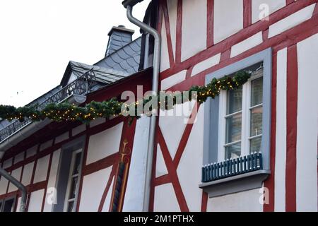 Weihnachtsdekoration gegenüber im mittelalterlichen Monreal Stockfoto