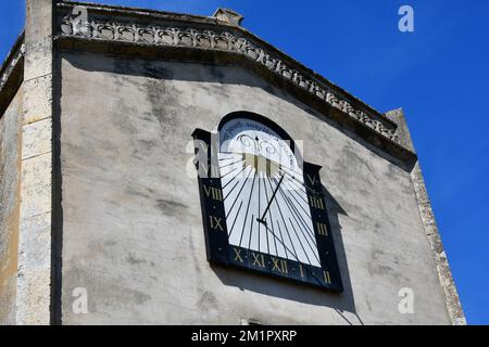 Sonnenuhr an der Wand der St. Mary's Church, East Burgholt, Suffolk, Großbritannien Stockfoto