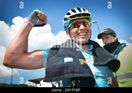 20130525 Uhr – LACS DE L'EAU D'HEURE, BELGIEN: Kasachisch Maxim Iglinskiy vom Pro-Team Astana feiert nach dem Gewinn der vierten Etappe des Radrennen der Belgium Tour, 164,3km km von und nach Lacs de l'Eau d'Heure, Samstag, 25. Mai 2013. BELGA FOTO DAVID STOCKMAN Stockfoto