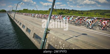 20130525 Uhr - LACS DE L'EAU D'HEURE, BELGIEN: Abbildung zeigt die Radfahrer während der vierten Etappe des Radrennen der Belgium Tour, 164,3km km von und nach Lacs de l'Eau d'Heure, Samstag, 25. Mai 2013. BELGA FOTO DAVID STOCKMAN Stockfoto