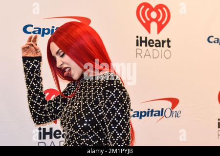 AVA Max kommt am 12. Dezember 2022 auf dem roten Teppich beim iHeartRadio Jingle Ball Q102 an, der von Capital One im Wells Fargo Center in Philadelphia, Pennsylvania, präsentiert wird. (Foto: Kyle Mazza/Sipa USA) Stockfoto