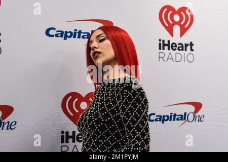 AVA Max kommt am 12. Dezember 2022 auf dem roten Teppich beim iHeartRadio Jingle Ball Q102 an, der von Capital One im Wells Fargo Center in Philadelphia, Pennsylvania, präsentiert wird. (Foto: Kyle Mazza/Sipa USA) Stockfoto