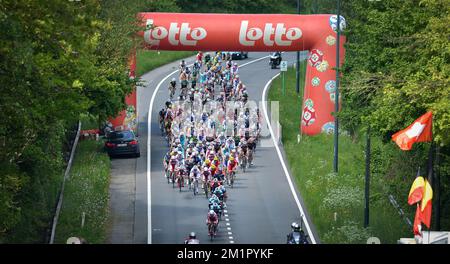 20130525 Uhr - LACS DE L'EAU D'HEURE, BELGIEN: Abbildung zeigt die Radfahrer während der vierten Etappe des Radrennen der Belgium Tour, 164,3km km von und nach Lacs de l'Eau d'Heure, Samstag, 25. Mai 2013. BELGA FOTO DAVID STOCKMAN Stockfoto