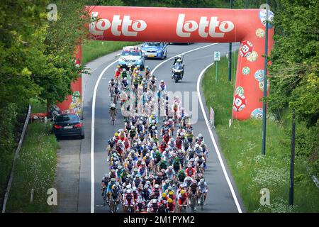 20130525 Uhr - LACS DE L'EAU D'HEURE, BELGIEN: Abbildung zeigt das Radsportpaket, das während der vierten Etappe des Radrennen der Belgium Tour, 164,3km km von und nach Lacs de l'Eau d'Heure, Samstag, 25. Mai 2013, abgebildet wurde. BELGA FOTO DAVID STOCKMAN Stockfoto