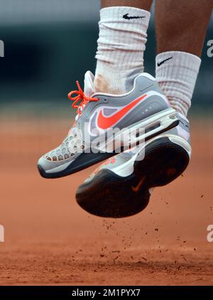 20130527 – PARIS, FRANKREICH: Das Abbildungsbild zeigt die Füße des spanischen Rafael Nadal während des Spiels zwischen dem spanischen Rafael Nadal und dem deutschen Daniel Brands in der ersten Runde des Roland Garros 2013-Turniers bei der French Tennis Open am Montag, den 27. Mai 2013, im Roland Garros-Stadion in Paris. Das Tennisturnier Roland Garros Grand Slam findet vom 21. Mai bis 09. Juni 2013 statt. BELGA FOTO ERIC LALMAND Stockfoto