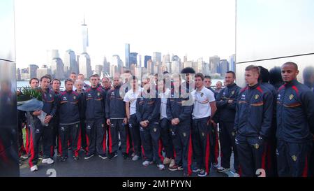 20130528 – NEW YORK, USA: Verteilen Sie das am Dienstag, den 28. Mai 2013, von „BelgianFootball“ veröffentlichte Bild, das die Red Devils, die belgische Fußballnationalmannschaft, zeigt, während sie die Opfer von 9/11 am Denkmal für die Opfer von New Jersey auf Ellis Island in New York, USA, am Dienstag, den 28. Mai 2013, ehren. Das Team befindet sich derzeit in einem Trainingslager in Newark, New Jersey, und bereitet sich auf das Qualifikationsspiel für die FIFA-Weltmeisterschaft 2014 gegen Serbien am 7. Juni vor. BELGA FOTO-HANDOUT BELGIANFOOTBALL Stockfoto