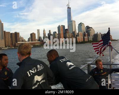 20130528 - NEW YORK, USA: Verteilen Sie das am Dienstag, den 28. Mai 2013, von "BelgianFootball" veröffentlichte Bild, das die Red Devils, die belgische Fußballnationalmannschaft, zeigt, während einer Bootstour auf dem Hudson River in New York, USA, am Dienstag, den 28. Mai 2013. Das Team befindet sich derzeit in einem Trainingslager in Newark, New Jersey, und bereitet sich auf das Qualifikationsspiel für die FIFA-Weltmeisterschaft 2014 gegen Serbien am 7. Juni vor. BELGA FOTO-HANDOUT BELGIANFOOTBALL Stockfoto