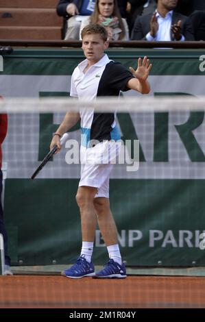 20130528 – PARIS, FRANKREICH: Der belgische David Goffin reagiert auf das Spiel zwischen dem belgischen David Goffin (ATP 58) und dem serbischen Novak Djokovic (ATP 1) in der ersten Runde des französischen Tennis Open Roland Garros 2013 im Roland Garros Stadion in Paris, Dienstag, 28. Mai 2013. Das Tennisturnier Roland Garros Grand Slam findet vom 21. Mai bis 09. Juni 2013 statt. BELGA FOTO ERIC LALMAND Stockfoto