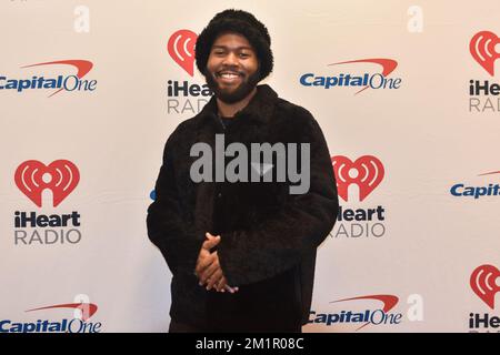 Philadelphia, USA. 12.. Dezember 2022. Khalid kommt am 12. Dezember 2022 auf dem roten Teppich beim iHeartRadio Jingle Ball Q102 an, der von Capital One im Wells Fargo Center in Philadelphia, Pennsylvania, präsentiert wird. (Foto: Kyle Mazza/Sipa USA) Guthaben: SIPA USA/Alamy Live News Stockfoto