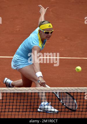 Belgischer Kirsten Flipkens in Aktion während des Spiels zwischen italienischer Francesca Schiavone (WTA 50) und belgischer Kirsten Flipkens (WTA 21) in der zweiten Runde des französischen Turniers Roland Garros 2013 im Roland Garros Stadion in Paris, Freitag, den 31. Mai 2013. Das Tennisturnier Roland Garros Grand Slam findet vom 21. Mai bis 09. Juni 2013 statt. BELGA FOTO ERIC LALMAND Stockfoto