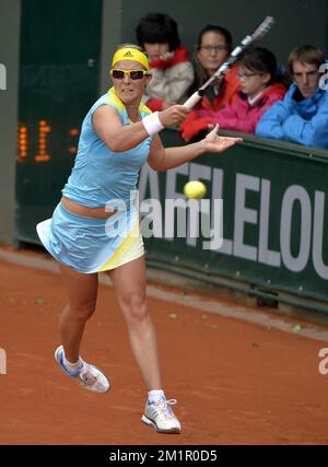 Belgischer Kirsten Flipkens in Aktion während des Spiels zwischen italienischer Francesca Schiavone (WTA 50) und belgischer Kirsten Flipkens (WTA 21) in der zweiten Runde des französischen Turniers Roland Garros 2013 im Roland Garros Stadion in Paris, Freitag, den 31. Mai 2013. Das Tennisturnier Roland Garros Grand Slam findet vom 21. Mai bis 09. Juni 2013 statt. BELGA FOTO ERIC LALMAND Stockfoto
