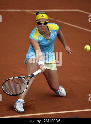 Belgischer Kirsten Flipkens in Aktion während des Spiels zwischen italienischer Francesca Schiavone (WTA 50) und belgischer Kirsten Flipkens (WTA 21) in der zweiten Runde des französischen Turniers Roland Garros 2013 im Roland Garros Stadion in Paris, Freitag, den 31. Mai 2013. Das Tennisturnier Roland Garros Grand Slam findet vom 21. Mai bis 09. Juni 2013 statt. BELGA FOTO ERIC LALMAND Stockfoto