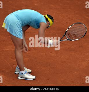 Der belgische Kirsten Flipkens reagiert während des Spiels zwischen der italienischen Francesca Schiavone (WTA 50) und der belgischen Kirsten Flipkens (WTA 21) in der zweiten Runde des französischen Turniers Roland Garros 2013 im Roland Garros Stadion in Paris, Freitag, den 31. Mai 2013. Das Tennisturnier Roland Garros Grand Slam findet vom 21. Mai bis 09. Juni 2013 statt. BELGA FOTO ERIC LALMAND Stockfoto